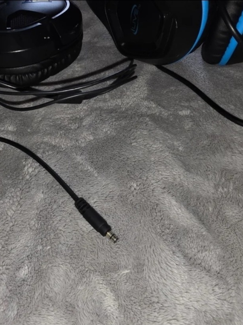 ^ 2 Headsets - Picture 2 of 2